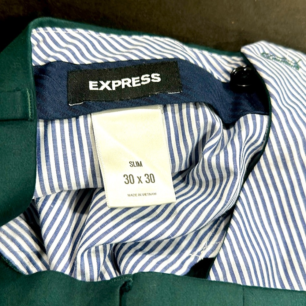 Preowned mens express slim suit good condition but will need to be dry cleaned .